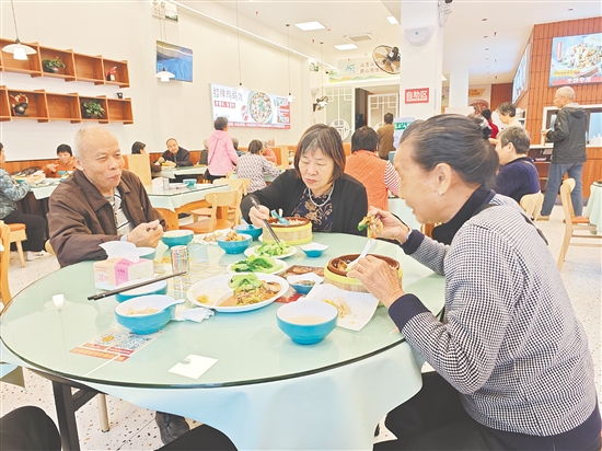 長者在干凈明亮的環(huán)境中享受美味餐食。