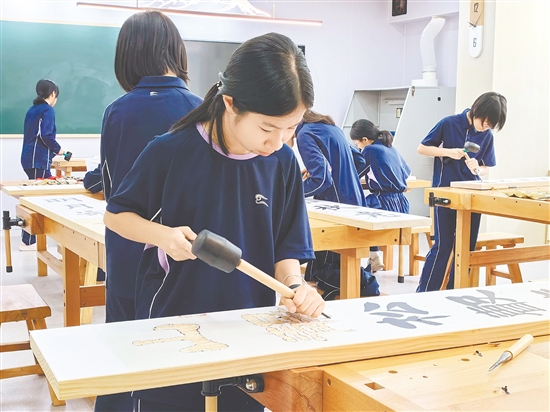 鶴山市碧桂園學(xué)校的木藝課程注重趣味性、實(shí)踐性和審美性的融合，深受學(xué)生們喜愛。