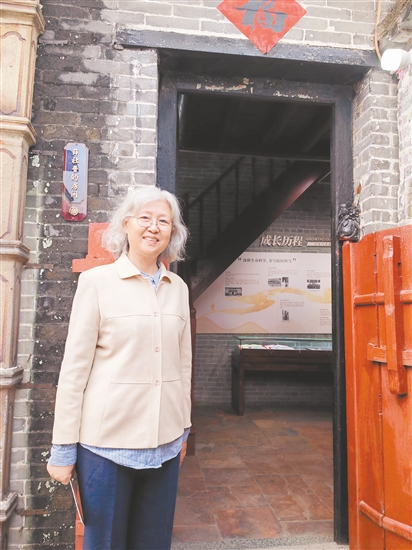 薛社普的女兒薛彥明在父親故居前合影。