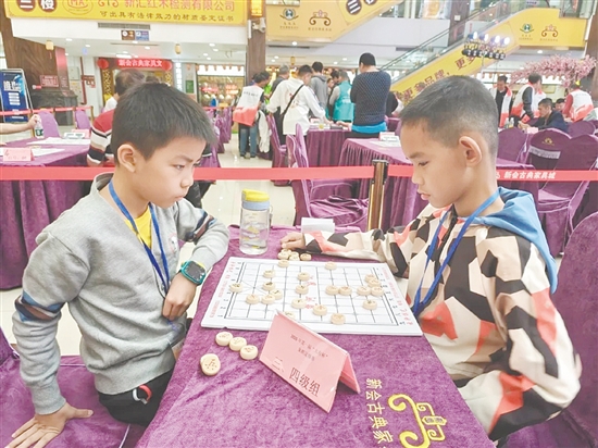 小棋手坐姿端正、神情專注。