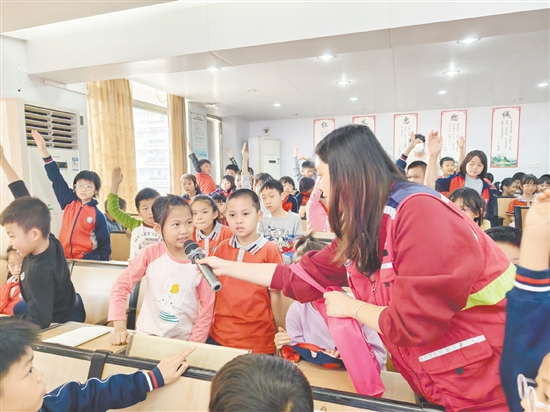 學生們爭相舉手回答問題。