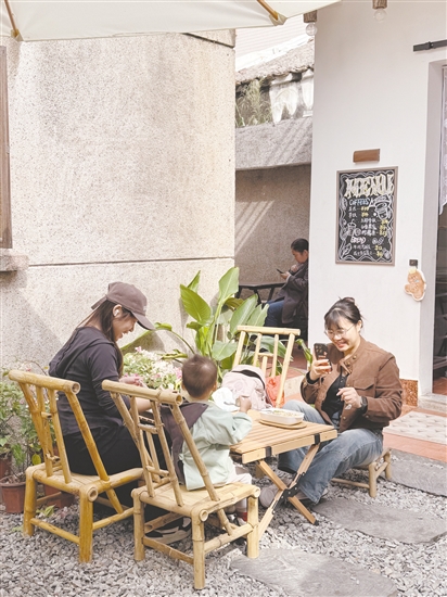 不少親子家庭到店里品嘗窯烤面包。