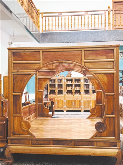 由金絲楠木制成的床。