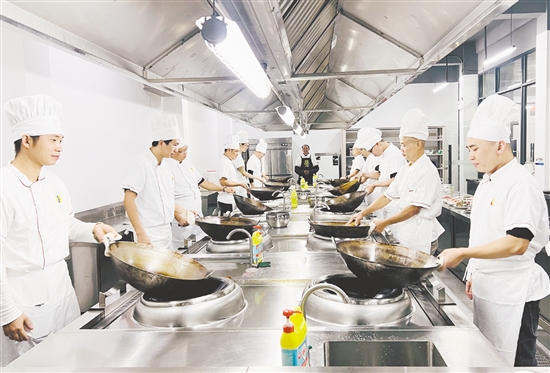 開平市人社局深入調(diào)研群眾就業(yè)意愿與本地產(chǎn)業(yè)發(fā)展方向，精心開設(shè)中醫(yī)、烹飪、家政等多類實用課程，力求做到按需培訓(xùn)，讓學(xué)員學(xué)有所用、學(xué)有所成。