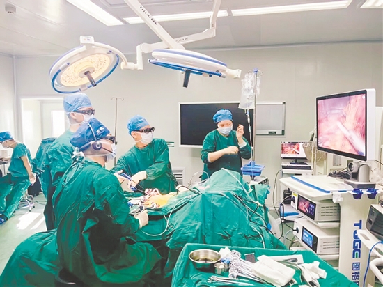 宋武(左二)主刀的3D腹腔鏡右半結(jié)腸癌根治術(shù)吸引了全國(guó)5000余名胃腸外科同行在線觀摩。