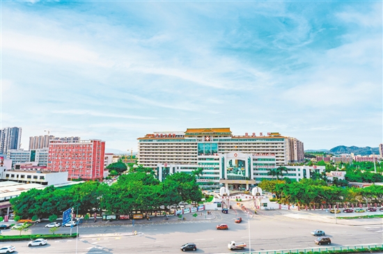 開(kāi)平市中心醫(yī)院作為江門(mén)地區(qū)唯一的縣級(jí)三級(jí)甲等綜合醫(yī)院，2023年國(guó)考獲評(píng)“B”級(jí)，連續(xù)多年躋身全國(guó)百?gòu)?qiáng)縣級(jí)綜合醫(yī)院，具備承接優(yōu)質(zhì)資源下沉的堅(jiān)實(shí)基礎(chǔ)。