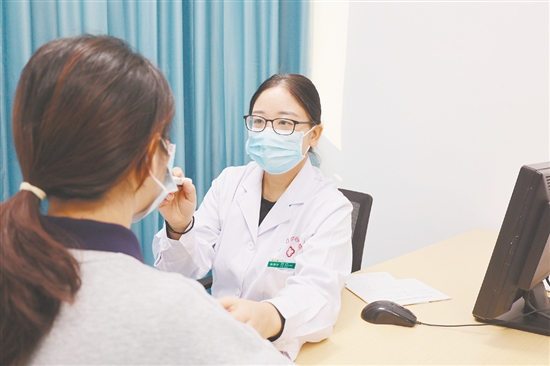 掛職開(kāi)平市中心醫(yī)院神經(jīng)內(nèi)科主任中山大學(xué)附屬第一醫(yī)院副主任醫(yī)師孫遜沙正在看診。