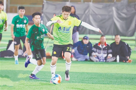 新會大圭峰足球隊在“家門口”奪得冠軍。