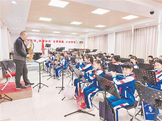 新會實驗小學“以審美教育為核心”，注重培養(yǎng)學生對藝術的興趣、愛好及情感。