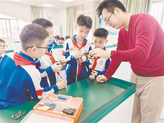 新會實驗小學大力推進信息科學與人工智能的深度融合，激發(fā)學生科創(chuàng)熱情。