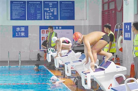 比賽氣氛熱烈昂揚(yáng)，選手們身手矯健。