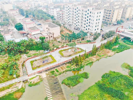 金鉤河的河道沿岸，200米土路“變身”為7米寬的雙向道路，配套護欄及綠化設(shè)施。
