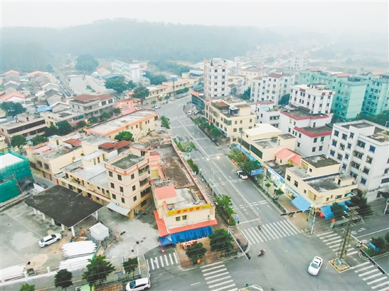 雙合鎮(zhèn)對圩鎮(zhèn)主街商鋪及房屋外立面進行了統(tǒng)一風(fēng)貌整治，打造具有雙合特色的立面建筑群。
