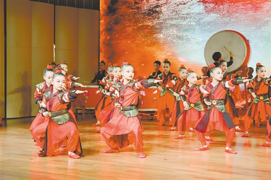 《紅妝·鐵衣》節(jié)目將花木蘭的傳奇故事演繹成一幅視聽交融的禮樂畫卷。