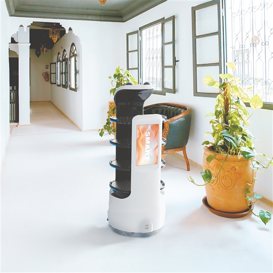 鶴山萬德昌機(jī)器人有限公司的“熊大”智能裝備，可用于養(yǎng)老院送餐。