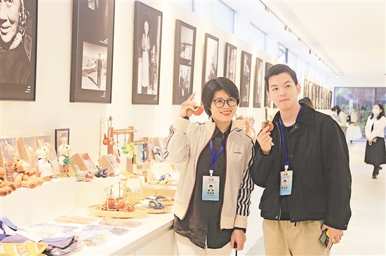 參訪團成員在先鋒天下糧倉書店拍照留念。