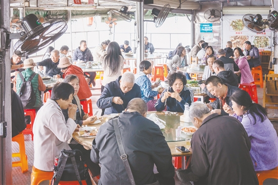 黃沙蜆、黃魚、河蝦被譽為石板沙“三寶”，每年清明時節(jié)前來嘗鮮的游客絡(luò)繹不絕。