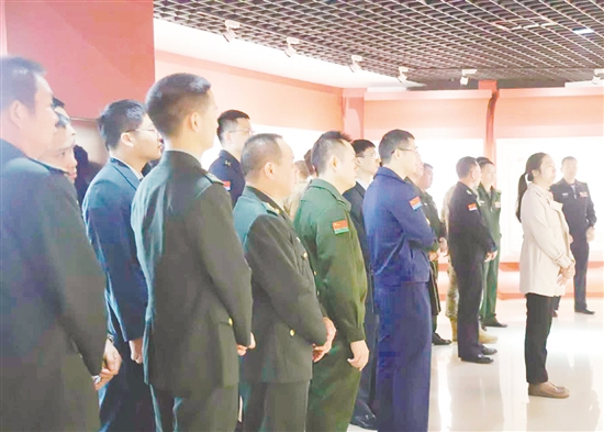 江門軍分區(qū)全體官兵到江門市廉政教育基地參觀。