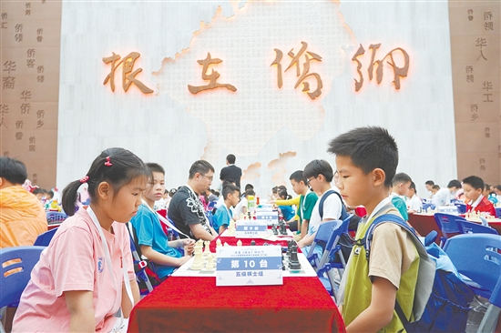 近200名棋手在中國僑都華僑華人博物館對弈。