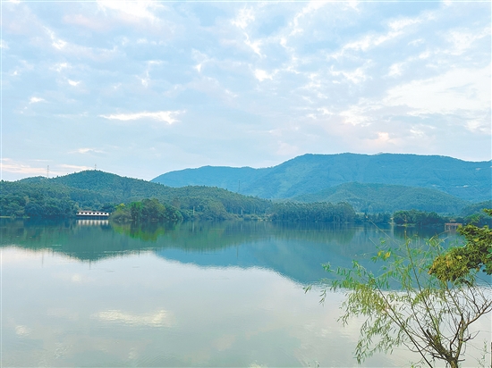 蓬江蘭石公園湖光山色，景色優(yōu)美。