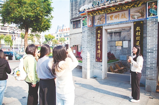 探訪團(tuán)走進(jìn)啟明里，感受僑鄉(xiāng)文脈與商業(yè)活化的雙向賦能。