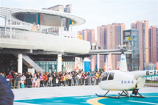 結(jié)合低空經(jīng)濟(jì)，活動(dòng)向市民游客提供乘坐直升機(jī)體驗(yàn)，以獨(dú)特視角俯瞰江海。