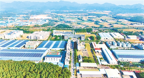 沖蔞鎮(zhèn)堅持制造業(yè)當家，科學規(guī)劃千畝園區(qū)，聚焦新一代信息技術(shù)、先進材料等龍頭產(chǎn)業(yè)，打造好紅嶺工業(yè)園區(qū)產(chǎn)業(yè)發(fā)展平臺。