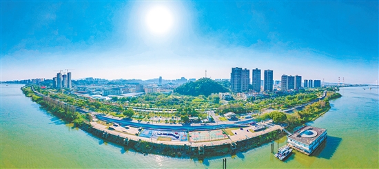西江碧道蓬江段全長(zhǎng)22.1公里，是江門市建設(shè)“宜居宜業(yè)宜游的現(xiàn)代活力新城”的亮眼一筆，如一條靈動(dòng)的絲帶，蜿蜒于城市之間，將自然之美與人文活力完美融合，成為市民游客休閑娛樂(lè)的理想之選，以及“活水生金”的典范。劉淑君