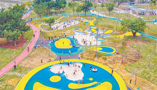 蓬江區(qū)積極推進(jìn)公園城市建設(shè)，構(gòu)建起較為完善的公園體系，做到“出門見景”，推動(dòng)實(shí)現(xiàn)“300米見綠，500米見園”。圖為集生態(tài)、休閑、健身、游樂(lè)于一體的篁莊公園。劉淑君