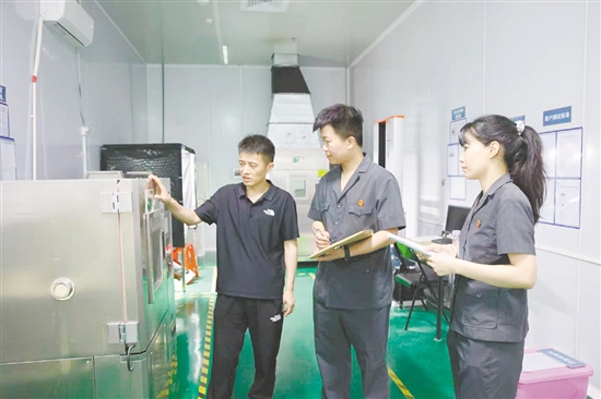 執(zhí)行干警與企業(yè)負(fù)責(zé)人溝通，了解企業(yè)法律服務(wù)需求。