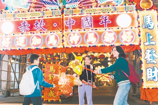 赤坎華僑古鎮(zhèn)特邀香港團(tuán)隊打造的三大紅色非遺花牌驚艷亮相。