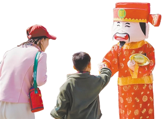 春節(jié)期間，財神爺將手持金元寶現(xiàn)身自力村、立園、馬降龍三大景區(qū)，巡游送福、派發(fā)利是，與游客合影留念。