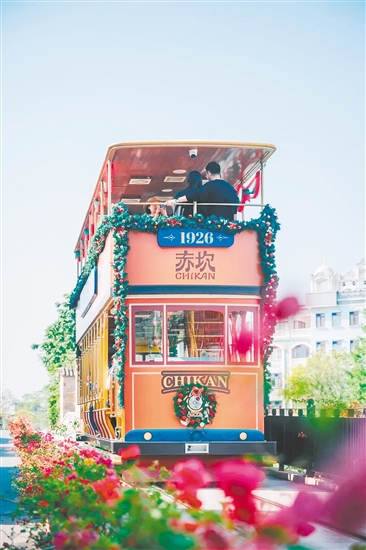 赤坎華僑古鎮(zhèn)為游客提供無限次乘坐鐺鐺車服務(wù)。
