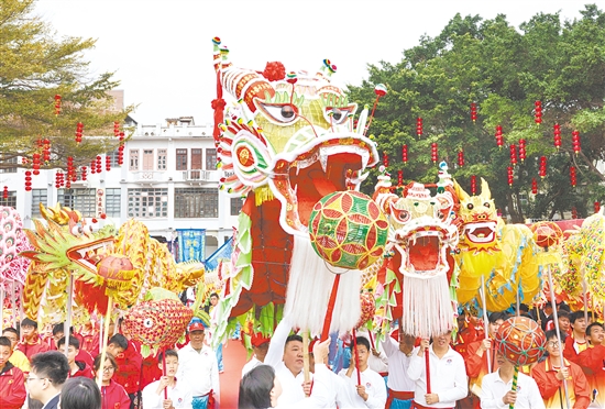 龍獅巡游活動(dòng)讓江門(mén)年味更濃。周華東
