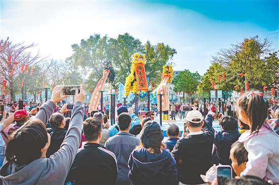 在下沙公園，高樁獅表演熱鬧非凡，吸引群眾駐足觀賞。陳宇峰