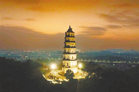 凌云塔位于茶坑村鳳山山頂，曾兩次入選“新會八景”。
