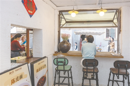 陳皮商業(yè)街集聚了300余家陳皮及相關(guān)產(chǎn)品店鋪。