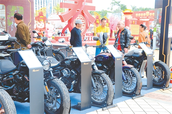 在廣東建雅摩托車科技有限公司展位前，造型酷炫的大排量摩托車格外吸睛。