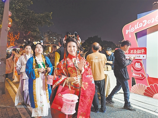 漢服愛好者穿著漢服提燈夜游。陳嬋