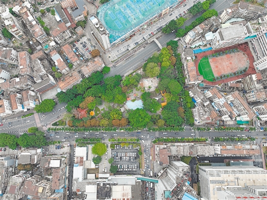 蓬萊公園周邊分布有醫(yī)院、學(xué)校、市場(chǎng)等，區(qū)域停車(chē)壓力較大。公園升級(jí)改造后將設(shè)置超100個(gè)停車(chē)位，方便市民出行。