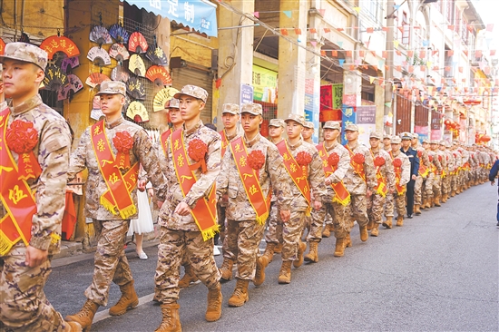 預(yù)定新兵到長堤歷史文化街區(qū)巡游，精神抖擻。