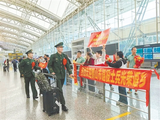 鶴山市退役軍人返鄉(xiāng)，感受到滿滿的儀式感。