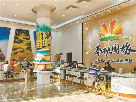 3月不少中老年長(zhǎng)者到旅行社咨詢出游事宜。