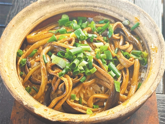 黃鱔煲仔飯最受歡迎。