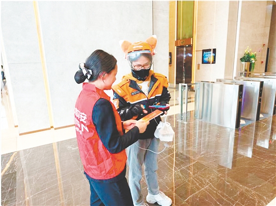 江門平安產(chǎn)險(xiǎn)工作人員進(jìn)入商圈，針對外賣員等群體開展“一對一、面對面”精準(zhǔn)宣傳。