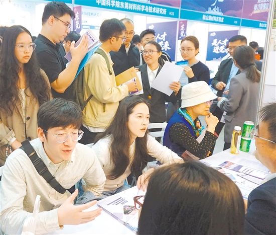展位前圍滿了求職者，簡歷投遞、現(xiàn)場(chǎng)溝通、政策咨詢等有序展開。