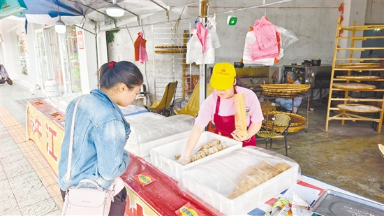 清明節(jié)臨近，市民購買燒餅。