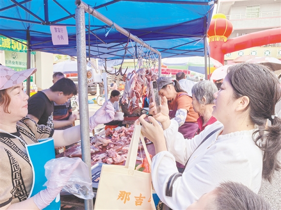 市民游客購(gòu)買新鮮牛肉。