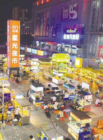 蓬江義烏星光夜市品類繁多，是深夜覓食的熱門之選。