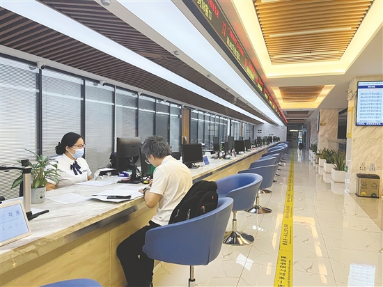 蓬江區(qū)行政服務(wù)中心提供“中午不打烊”延時服務(wù)，方便企業(yè)、群眾辦事。